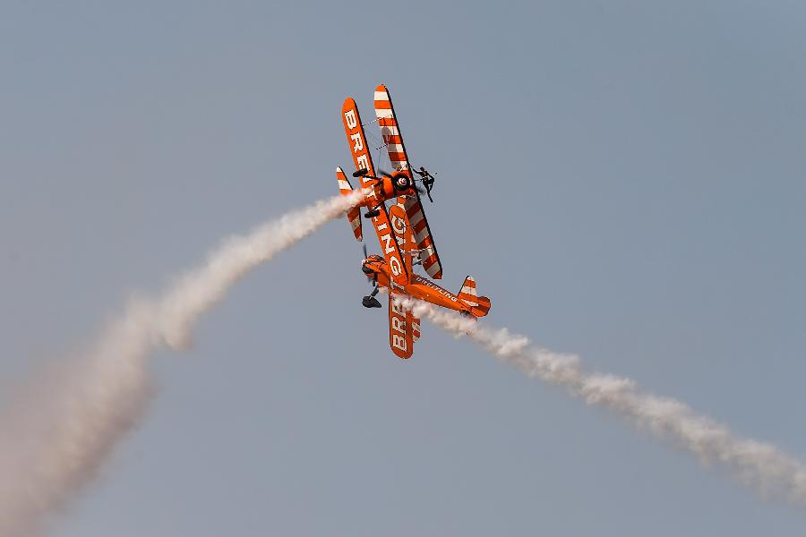 “百年灵”空中漫步飞行队亮相迪拜航展