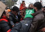 移民难民希腊边境抗议欧洲政策 部分示威者晕倒