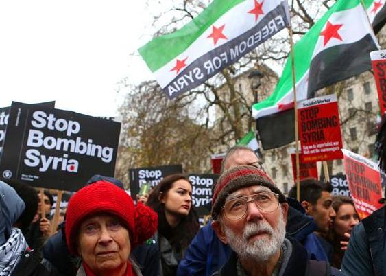 伦敦：反战人士举行游行 抗议政府对叙利亚采取军事行动