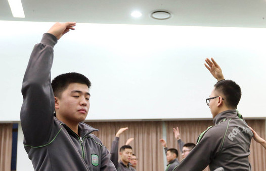 韩国家芭蕾舞团为士兵提供免费芭蕾课程
