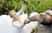 美摄影师为新婚夫妻在悬崖边拍婚纱照 组图