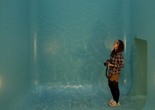 神奇！阿根廷艺术家展出可在水下行走虚拟游泳池（组图）