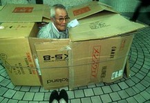 实拍日本地铁站流浪者生活：纸箱为家秩序井然