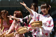 日本女孩身穿和服在街道上洒水 鼓励人们战胜炎热