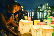 日本民众放置河灯纪念广岛原子弹爆炸69周年（组图）