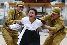 韩国街头现慰安妇主题话剧 引众人围观