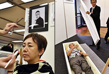 日本举办殡葬展 参观者躺进棺材体验身后服务(图)