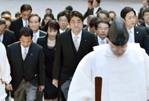 日本首相安倍晋三新年循例参拜伊势神宫