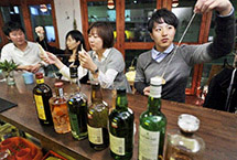 日本东京现特色酒吧：可体验纺棉花放松身心(组图)