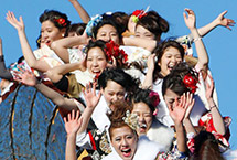 东京迪士尼举行成人仪式 日本少女盛装出席