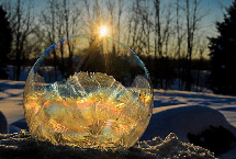 摄影师拍冰晶肥皂泡 如神秘水晶球(组图)