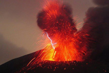 日本火山喷发 熔岩与闪电融为一体宛如邪恶之地
