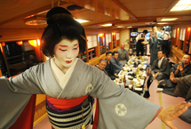 高清组图：探访日本唯一男性艺妓的真实生活