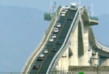 日本超陡大桥如过山车 挑战司机驾车技术 (图)