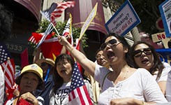 洛杉矶亚裔民众抗议安倍到访(组图)
