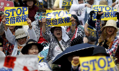 日本民众大规模示威抗议安倍政府政策(图)