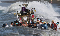 日本茅崎成人祭典 众人扛神龛踏浪涌入海中