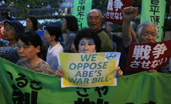 日本民众抗议新安保法案