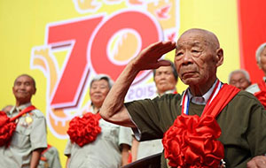 百岁抗战老兵向国旗宣誓 纪念抗战胜利70周年(组图)