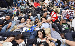 日本就新安保法举行听证 民众躺尸抗议（组图）