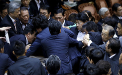 日本在野党彻夜大闹国会 力阻执政党通过安保法案(组图)