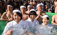 日本民众新年冰水浴