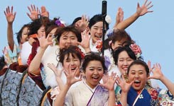 日本迪士尼举办成人节活动 少女盛装出席