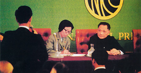 1978年邓小平在日本记者俱乐部