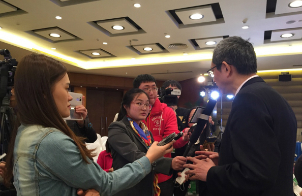 2016年博鳌论坛期间，中国网记者尚阳（左一）采访与会嘉宾。