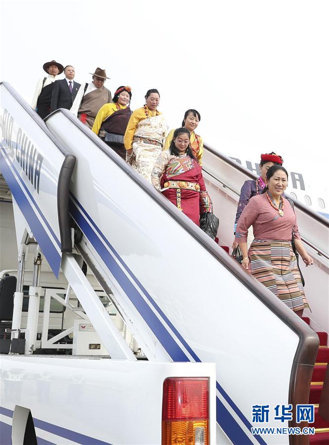 10月15日，来自西藏自治区的党的十九大代表乘飞机抵达首都国际机场。 新华社记者 丁海涛 摄