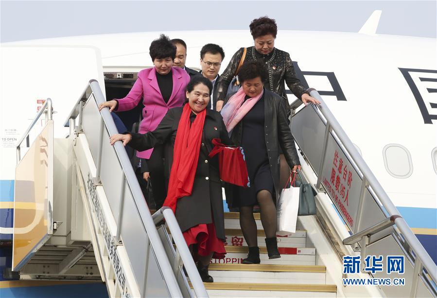 10月15日，来自新疆维吾尔自治区的党的十九大代表乘飞机抵达首都国际机场。 新华社记者 谢环驰 摄